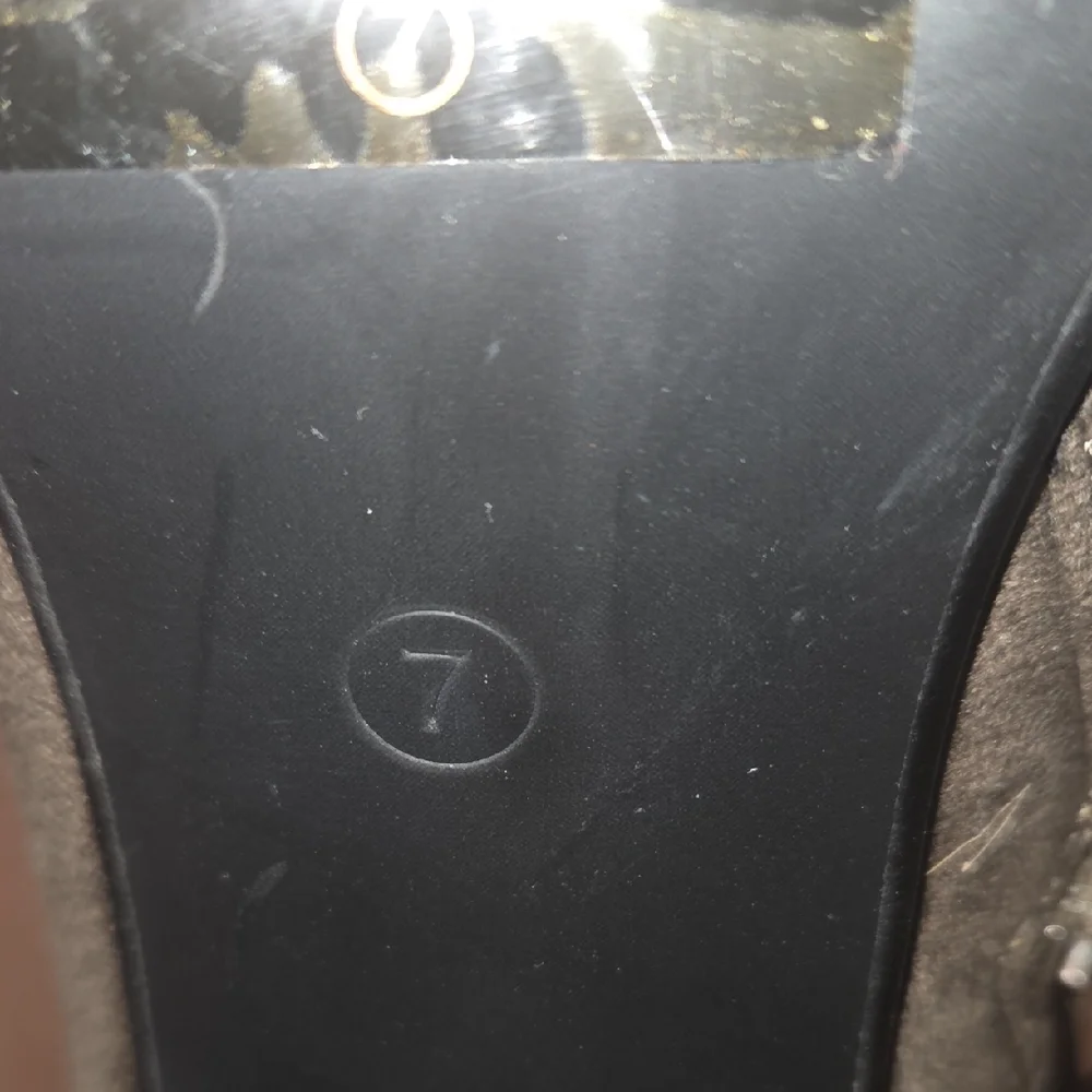 Elegant Brown Ankle Boots with Floral Detail - Picture 5 of 5